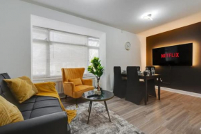 Stylish 3 Story Retreat - Free Parking - Sleeps 9
